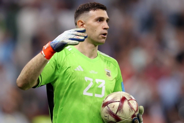 莫佩調(diào)侃撞傷萊諾成就大馬丁：“難道他不應(yīng)該對(duì)我心存感激嗎？”