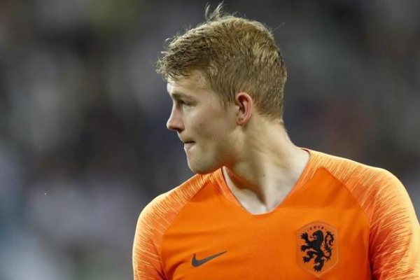 德弗里踢什么位置？